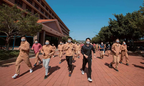 组织“跑在阳光下，，跑进康健里”体育活动